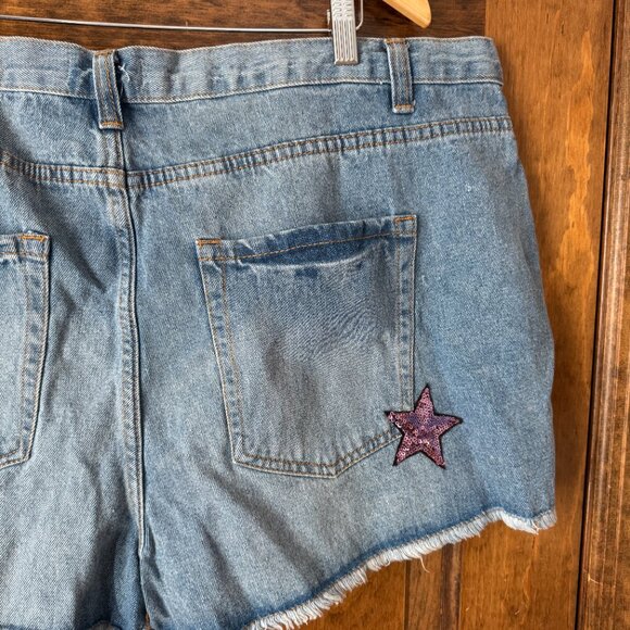 Forever 21+ Light Rinse Distressed Shorts w/Pink Sequined Stars Size 18 - Picture 9 of 10